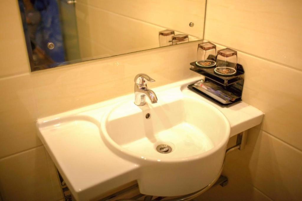 Shang Pin Hotel Shenzhen Futian Exhibition Branch Bagian luar foto